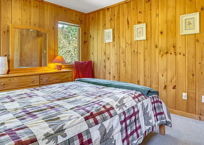 Riverfront Home W/ Hot Tub Near Killington Resort