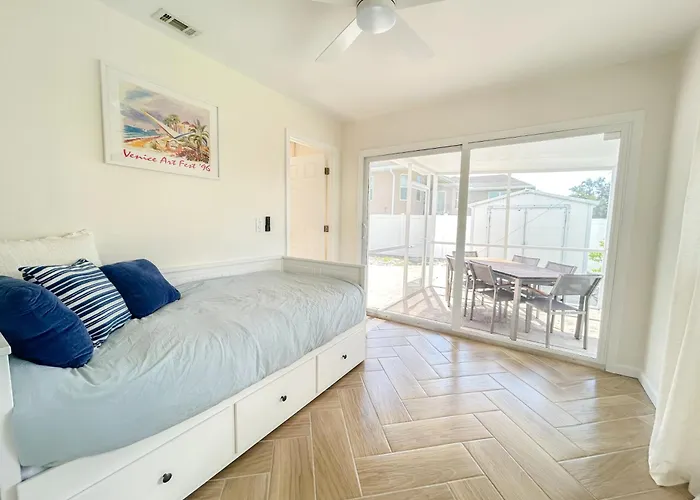 Waterfront Retreat With Kayaks, Walk To The Beach