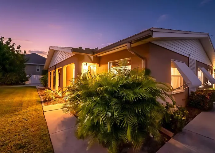 Waterfront Retreat With Kayaks, Walk To The Beach