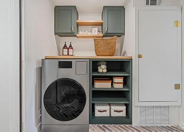 Boutique Cottage Near Square And Southwestern, Ev Ready