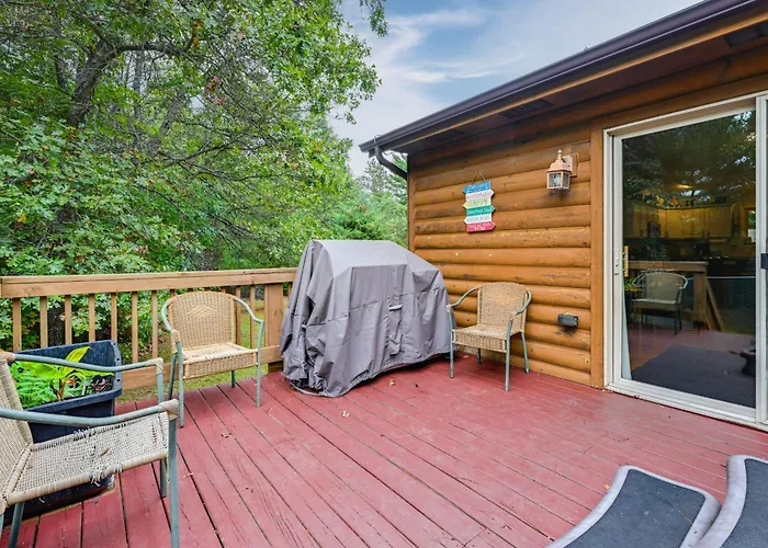 Cozy Northwoods Cabin: Hot Tub, Fire Pit & Trails