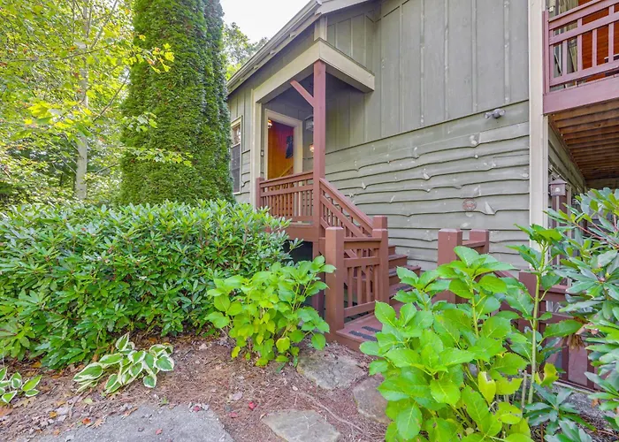 Scenic Mtn & Fairway Views: Cozy Cashiers Getaway