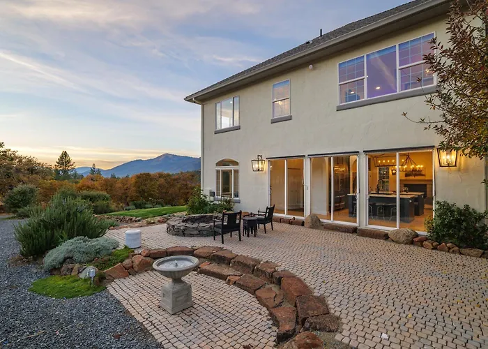 Starry Oak Vineyard Retreat W Hot Tub