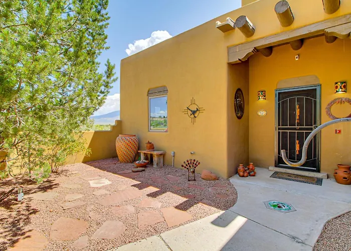 Stunning Sandia Mtn Views: Rio Rancho Retreat