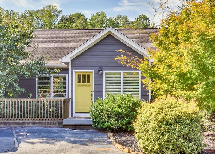 Lakefront Fun Near Clemson! Retreat W/ Pool Access