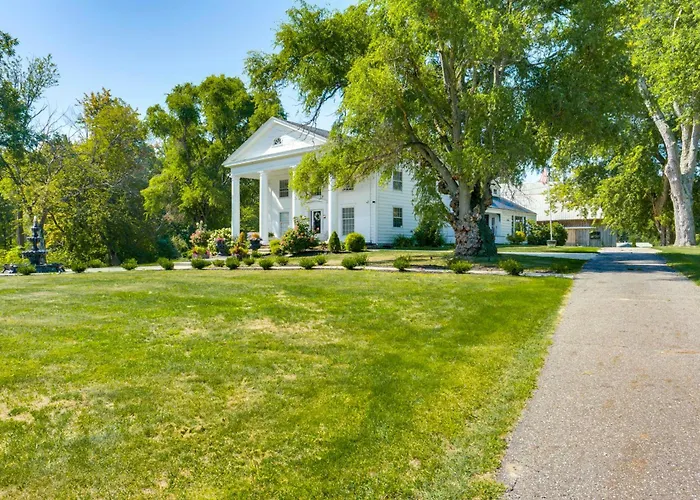 Near Lake Erie, Harbor & Parks: Conneaut Getaway!