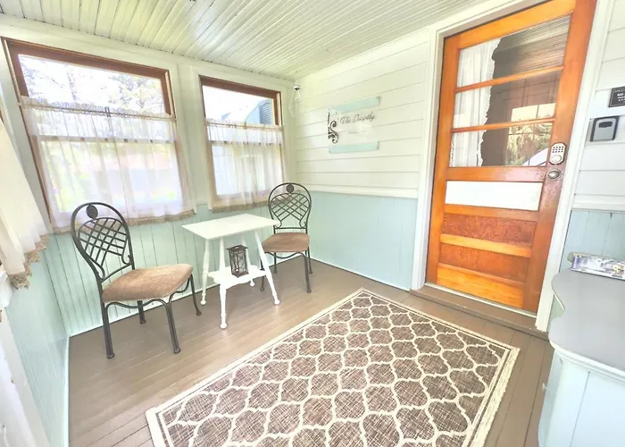 The Dorothy- Private Ravine Wooded Lot, With Game Room, Close To All!