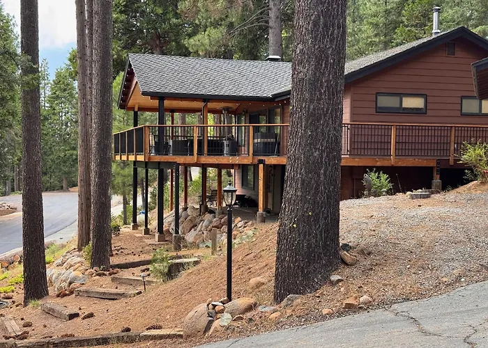 Luxury Lake Almanor Cabin Covered Deck & Views