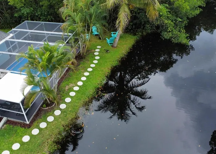 Bring Snacks And Relax! Waterfront, Heated Pool, Cribs, Pets, Rods, Bbq