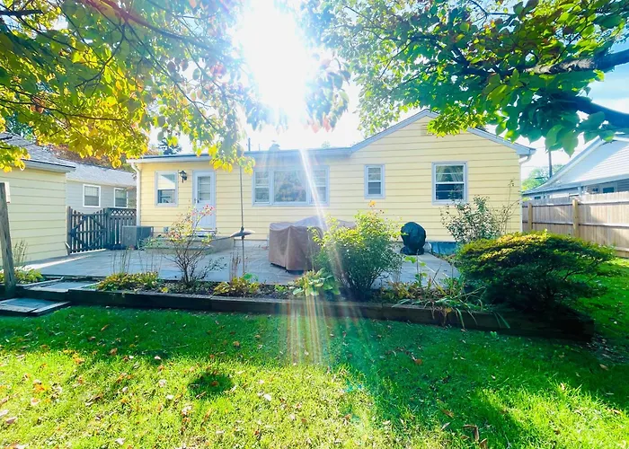Private Estate, Walk To Princeton Downtown, 3-Bedrooms 2-Bath With Free Parking