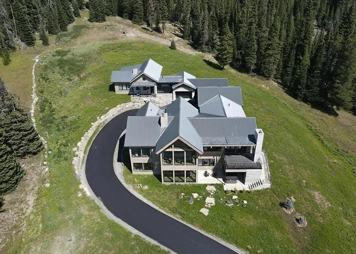Hot Tub, Golf Simulator, Steam Room