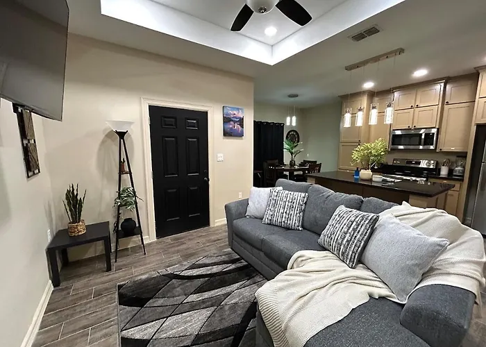 Quiet 2Br Retreat , Fenced Yard , Modern Duplex