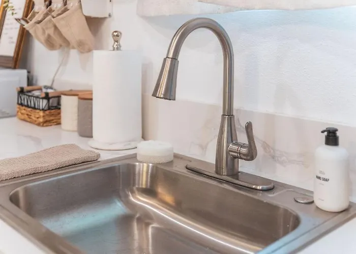 Welcoming Claremont Studio With Private Yard And Pool Spa