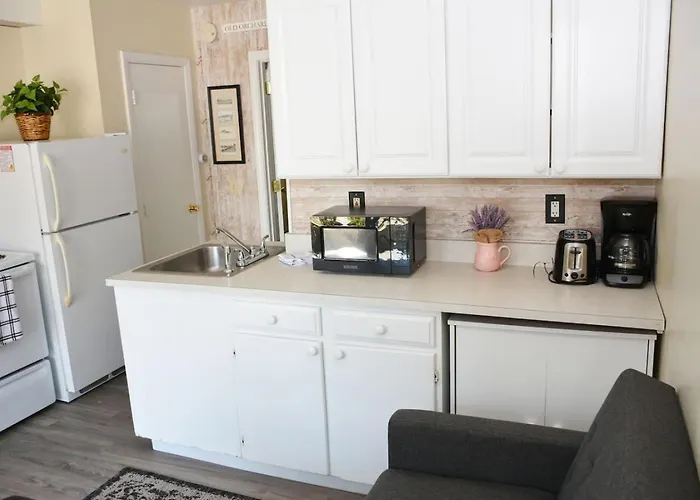 68 East Grand 1 - One-Bedroom Suite By The Beach