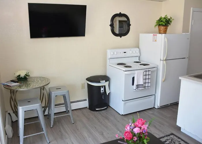 68 East Grand 1 - One-Bedroom Suite By The Beach