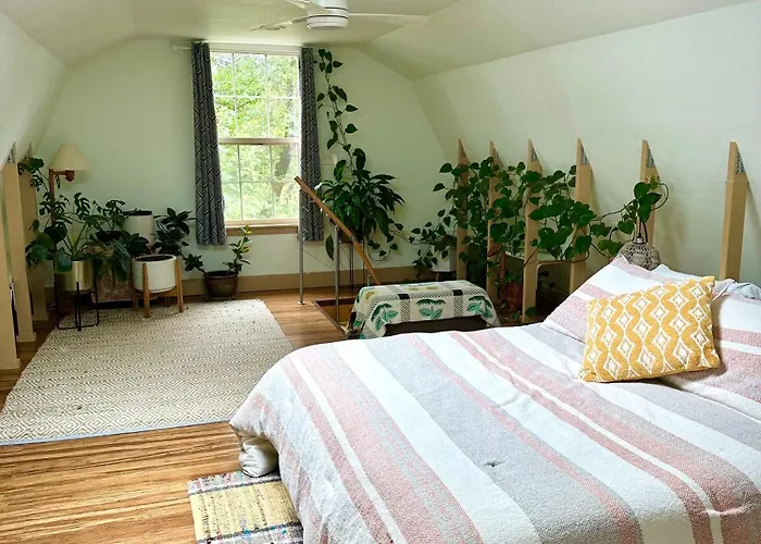 Blissful Acres Hilltop Cottage