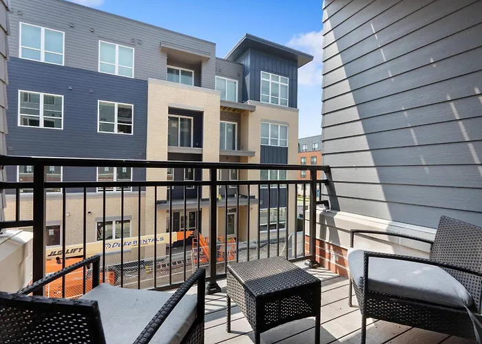 Washer & Dryer With Free Underground Parking With A Pool
