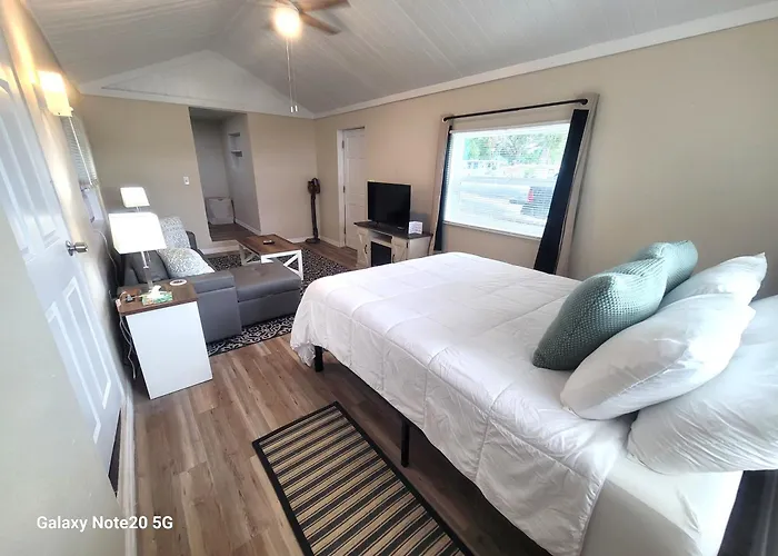 Lazy Oaks Resort Cottages