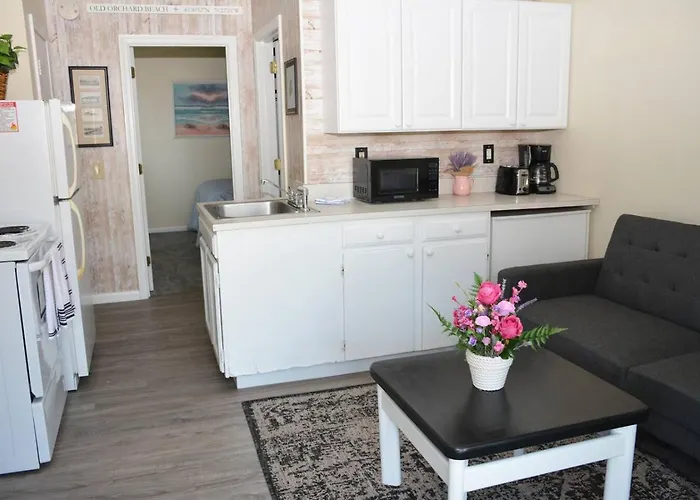 68 East Grand 1 - One-Bedroom Suite By The Beach