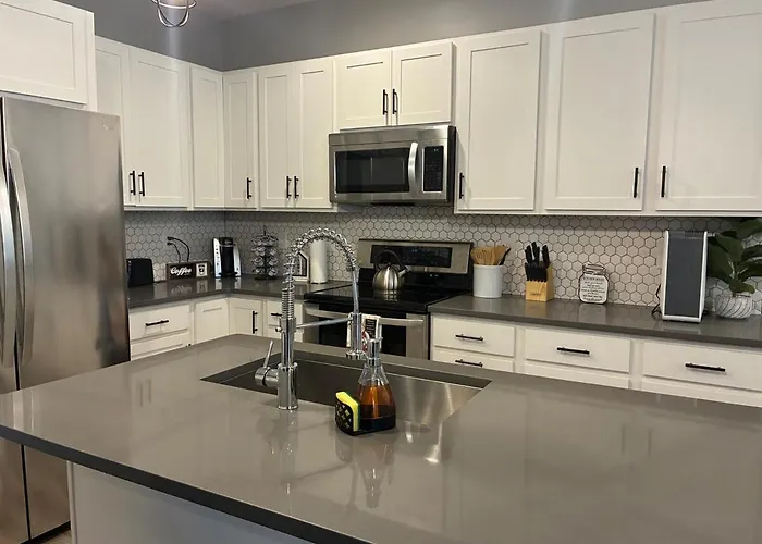 Modern Near Downtown Hospitals Greenville Stay