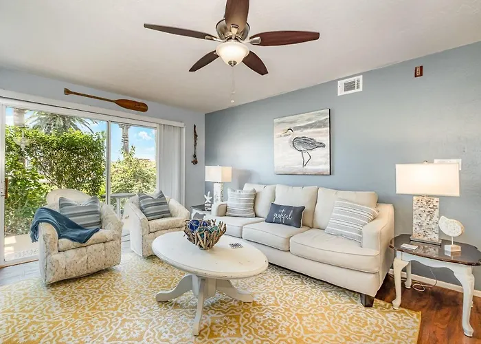 Ground Floor 2 Bdrm King Condo Close To Beach