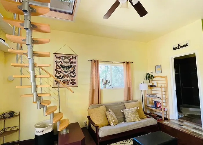 Blissful Acres Hilltop Cottage