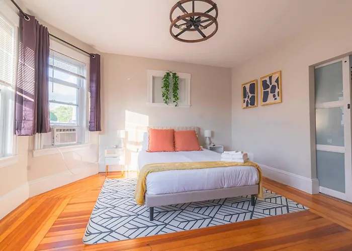 Charming 4-Bdr - Walk To Downtown & Free Parking!