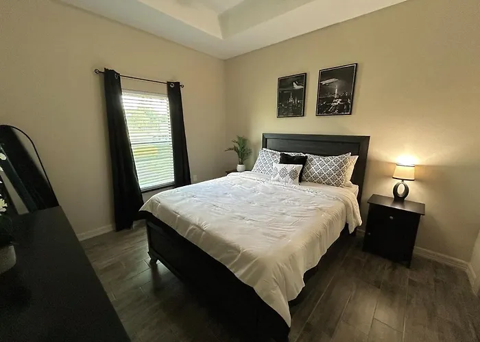 Quiet 2Br Retreat , Fenced Yard , Modern Duplex