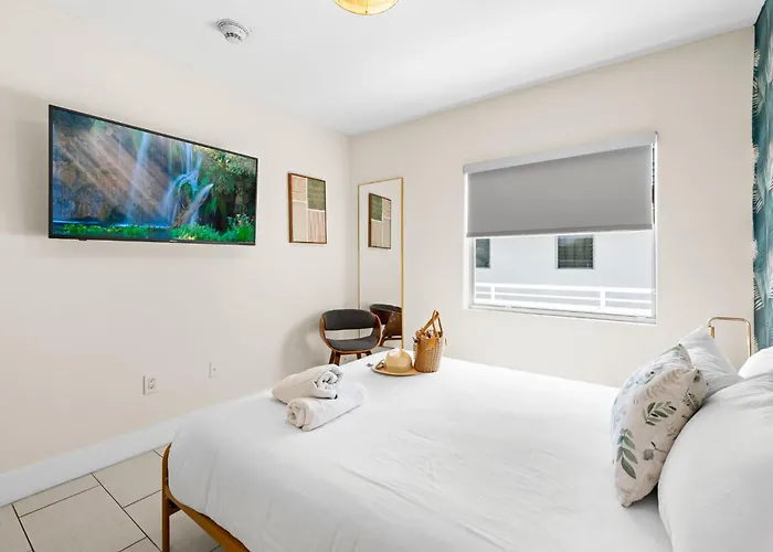 Byronessa Miami Beach