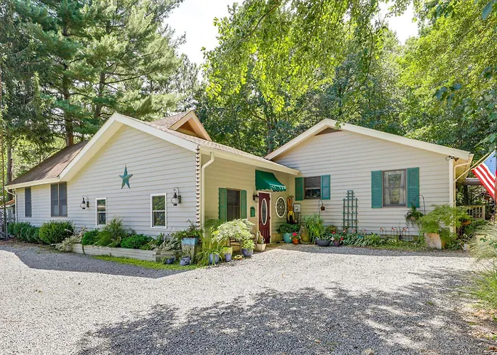 Unique & Artistic Retreat Near Rehoboth Beach!