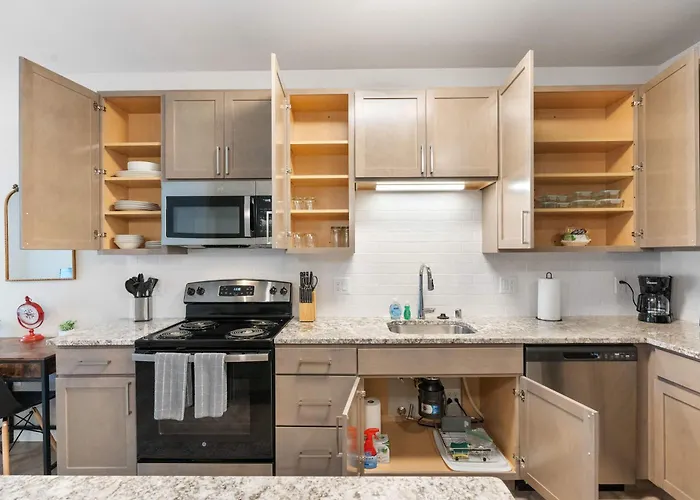 Washer & Dryer With Free Underground Parking With A Pool
