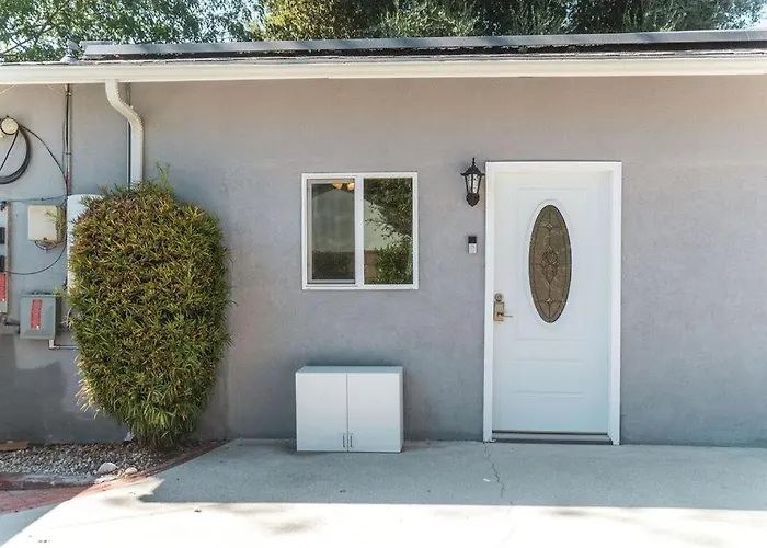 Welcoming Claremont Studio With Private Yard And Pool Spa