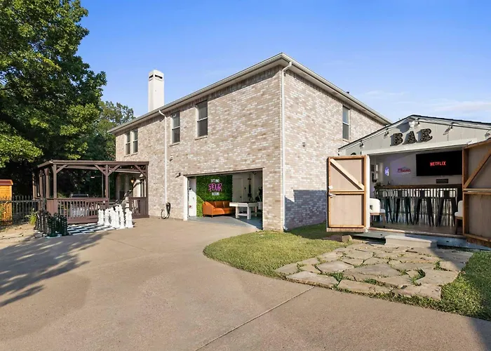 Heated Pool & Spa Mini Golf Bowling Game Room Perfect For Family
