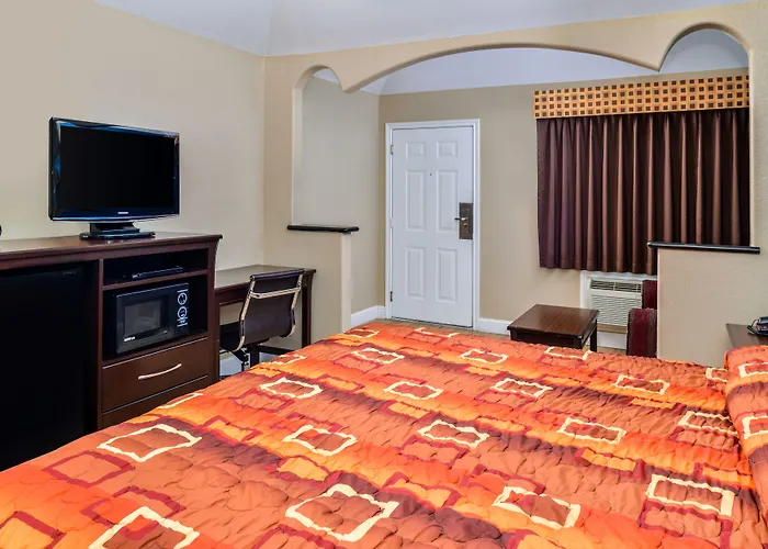 Scottish Inn And Suites Highway Six South