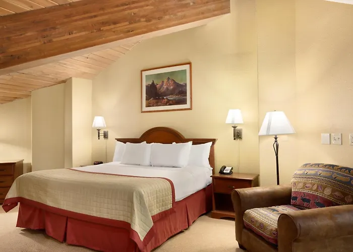 Pinedale Hotel & Suites