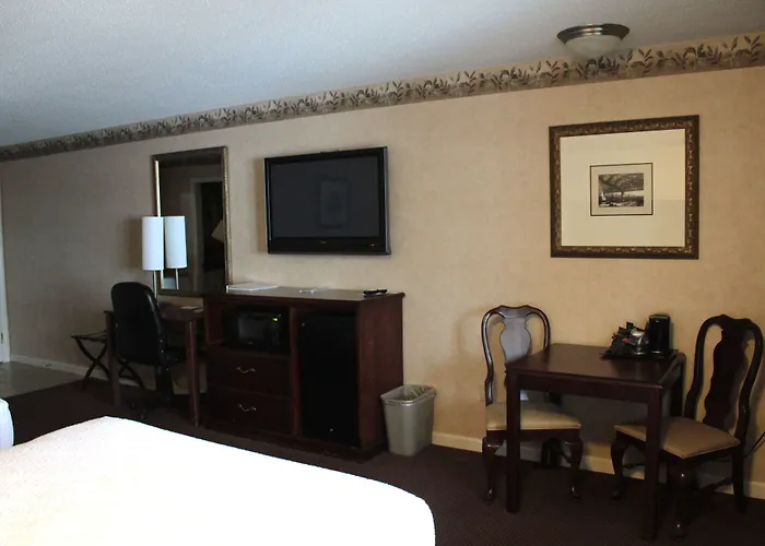 Shiretown Inn & Suites
