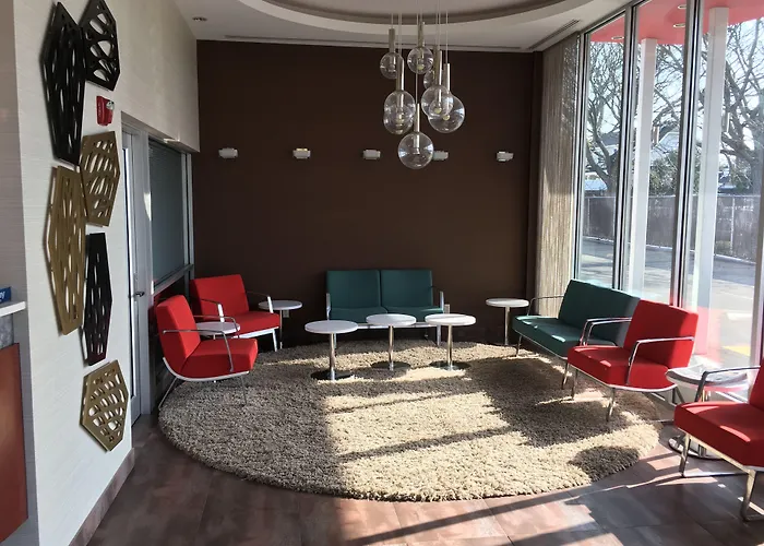 Ramada By Wyndham Rockville Centre