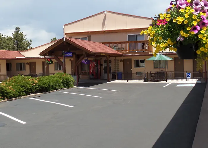 Kinnikinnik Motor Lodge