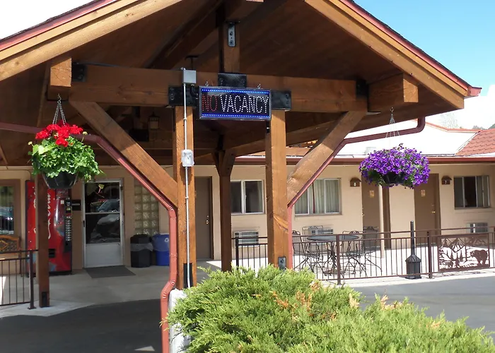Kinnikinnik Motor Lodge