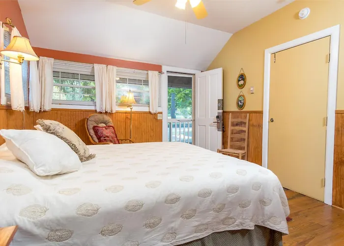 Highland Lake Inn & Resort - Flat Rock