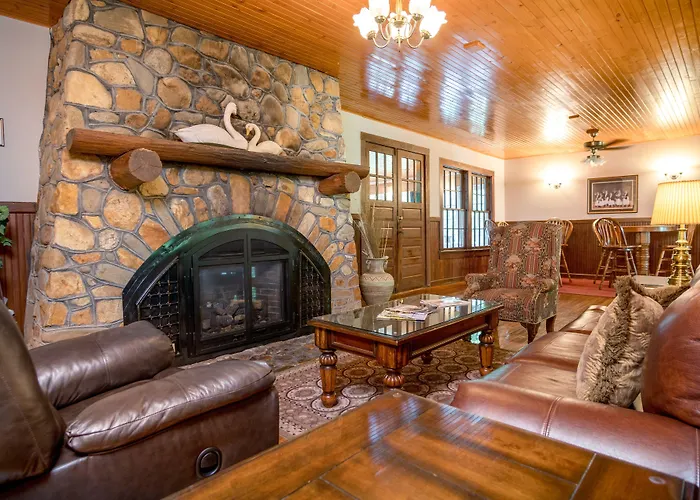 Highland Lake Inn & Resort - Flat Rock