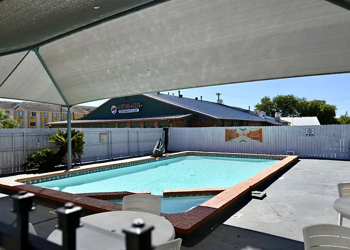 Howard Johnson By Wyndham Near Schlitterbahn