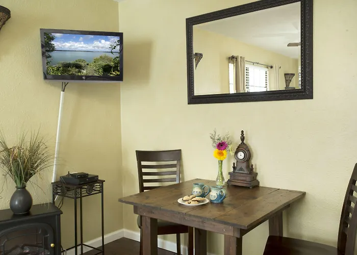 Lakehouse Bed And Breakfast