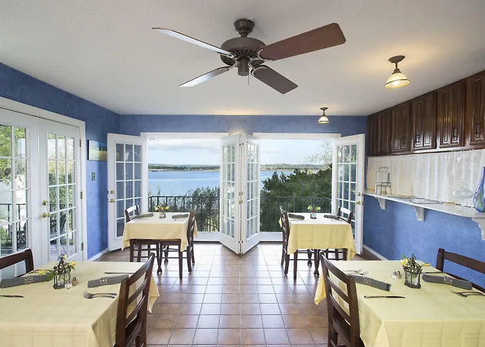 Lakehouse Bed And Breakfast
