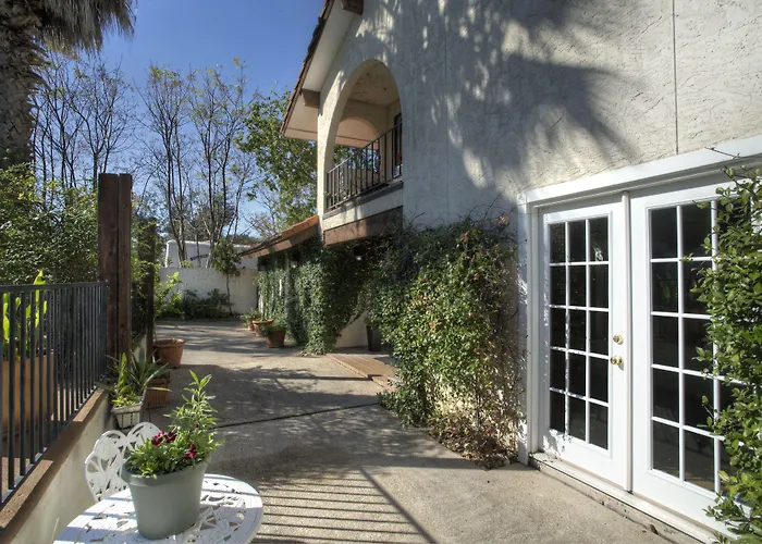 Lakehouse Bed And Breakfast