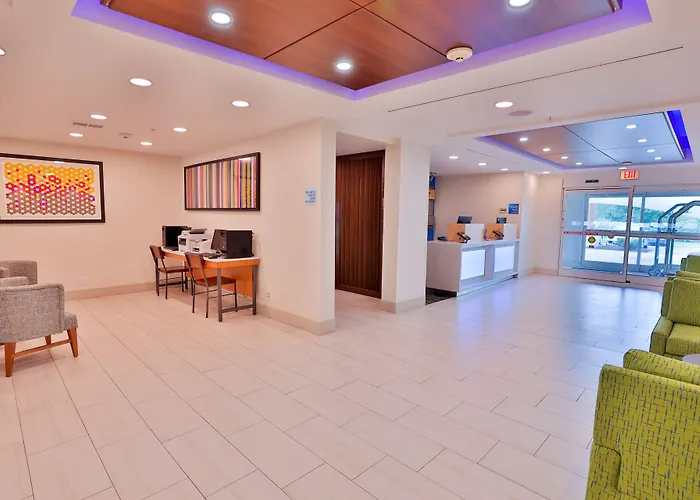 Holiday Inn Express & Suites Dickson By Ihg
