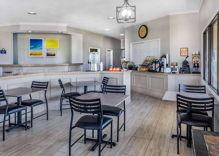 Days Inn & Suites By Wyndham Huntsville