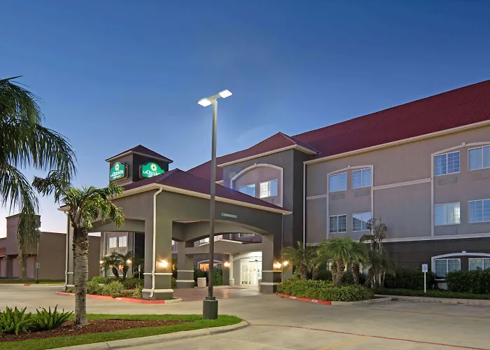 La Quinta Inn & Suites By Wyndham Mercedes Outlet Mall