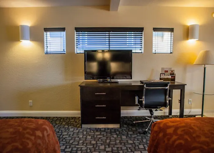 Marinwood Inn & Suites