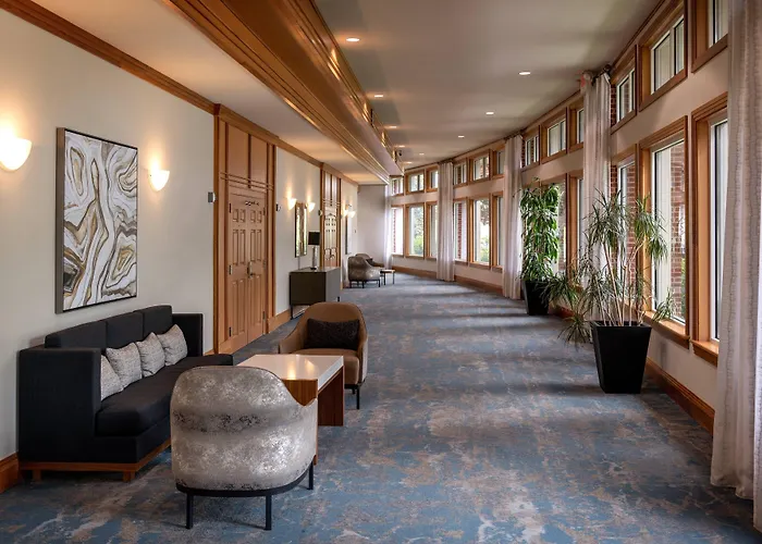 Delta Hotels By Marriott Huntington Mall